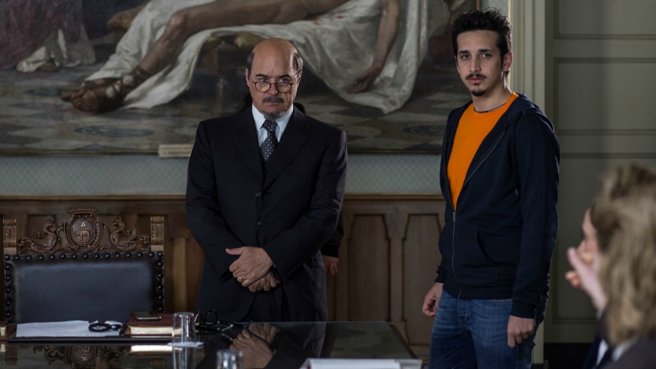 Tuttapposto: recensione della commedia di Gianni Costantino esordio per il comico Roberto Lipari