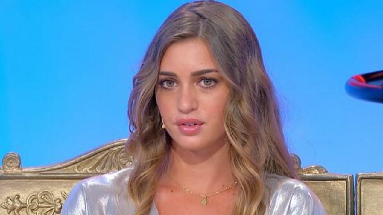 Uomini e Donne in onda oggi il trono classico: l'addio di Sara, scontro di fuoco tra Andrea e Nathaly