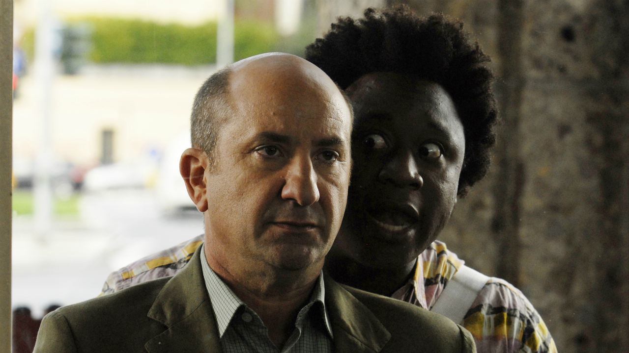 Contromano: in prima visione su Rai 3 il film di Antonio Albanese