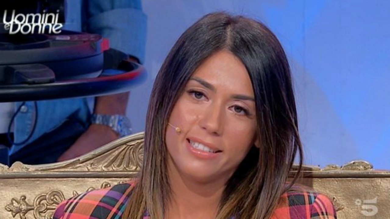 Uomini e Donne in onda oggi il trono classico: il primo bacio di Giulia, caos in studio