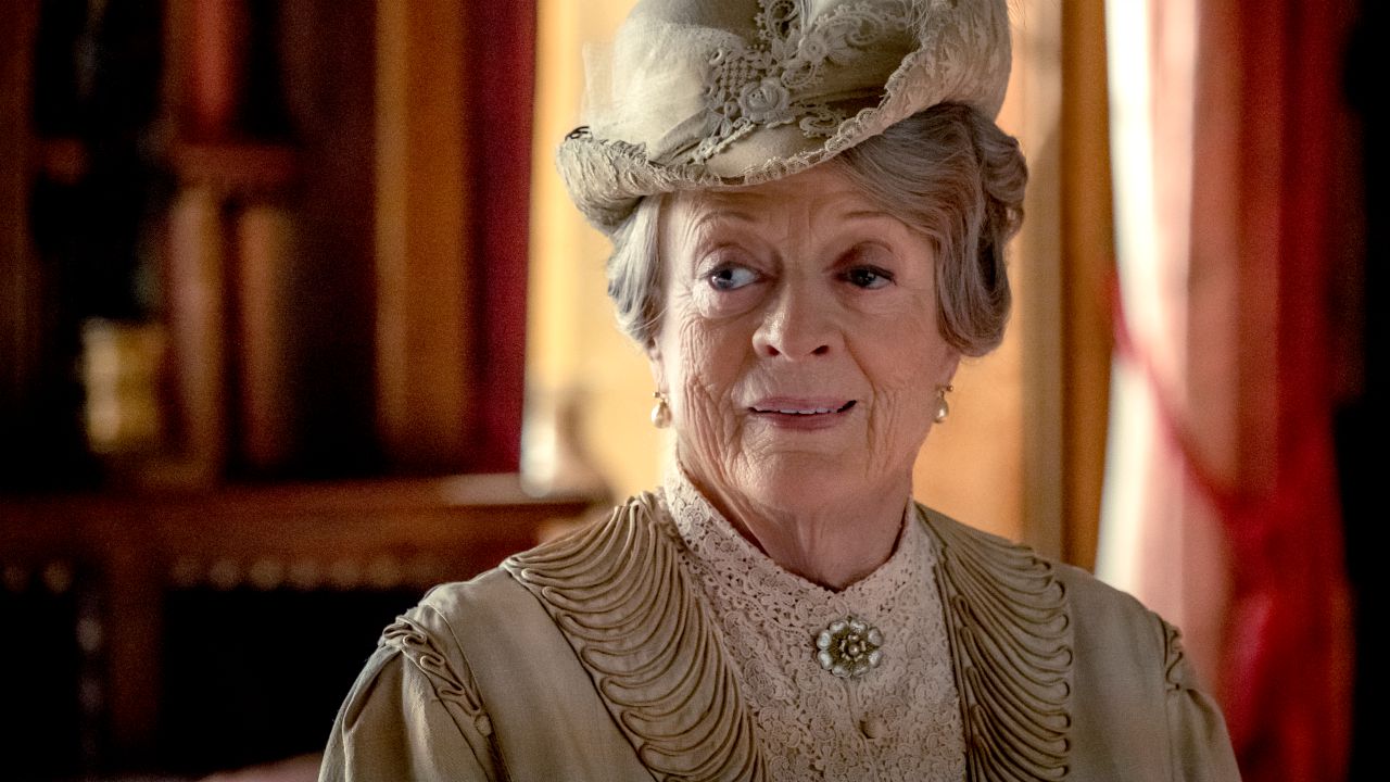 Lady Violet colpisce ancora: una battuta fulminante di Maggie Smith in questa clip di Downton Abbey