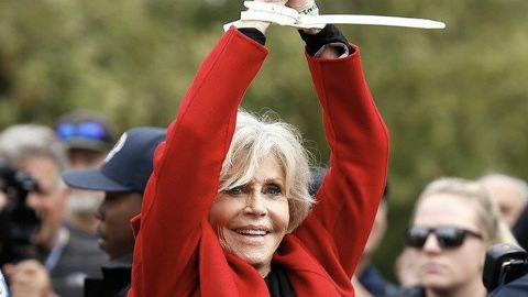 Jane Fonda accetta lo Stanley Kubrick Award mentre viene arrestata, per la terza volta