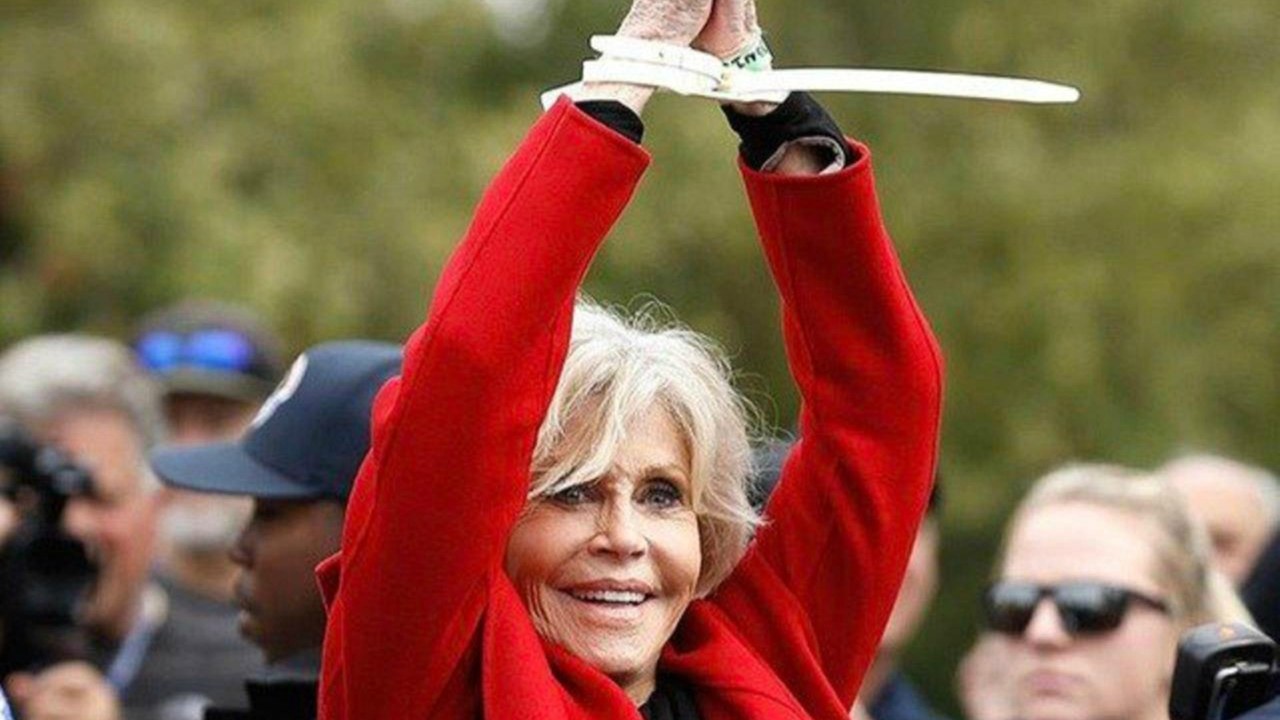 Jane Fonda accetta lo Stanley Kubrick Award mentre viene arrestata, per la terza volta