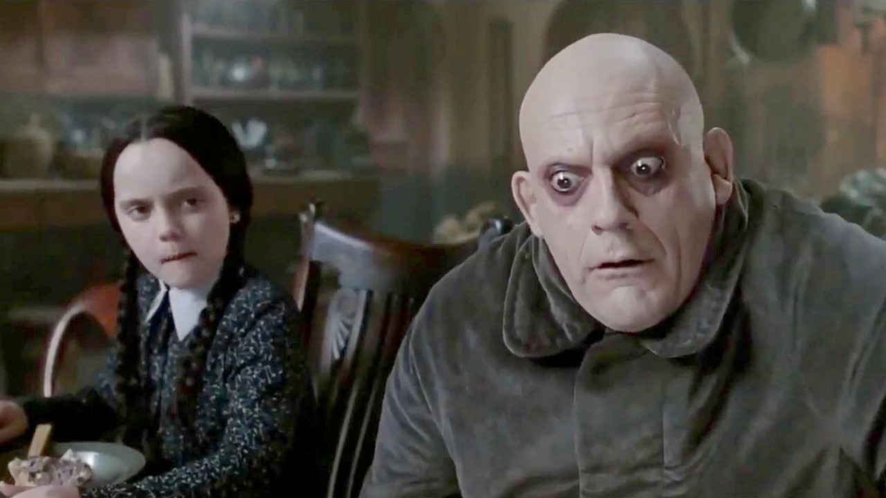La famiglia Addams, in onda stasera su Paramount Channel il film con Raul Julia e Anjelica Huston