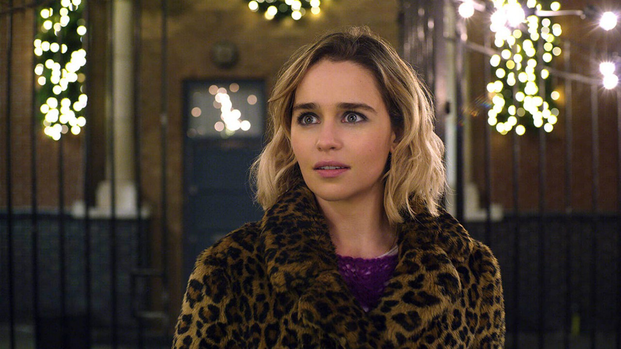 Last Christmas: Emilia Clarke da Madre dei Daghi a ragazza in pelliccia che prende il bus