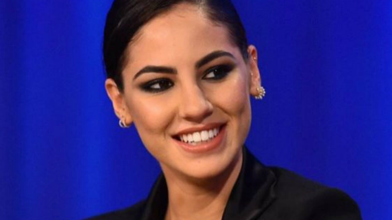 Giulia De Lellis ospite al Maurizio Costanzo show, i complimenti di Silvio Berlusconi e di Vittorio Feltri