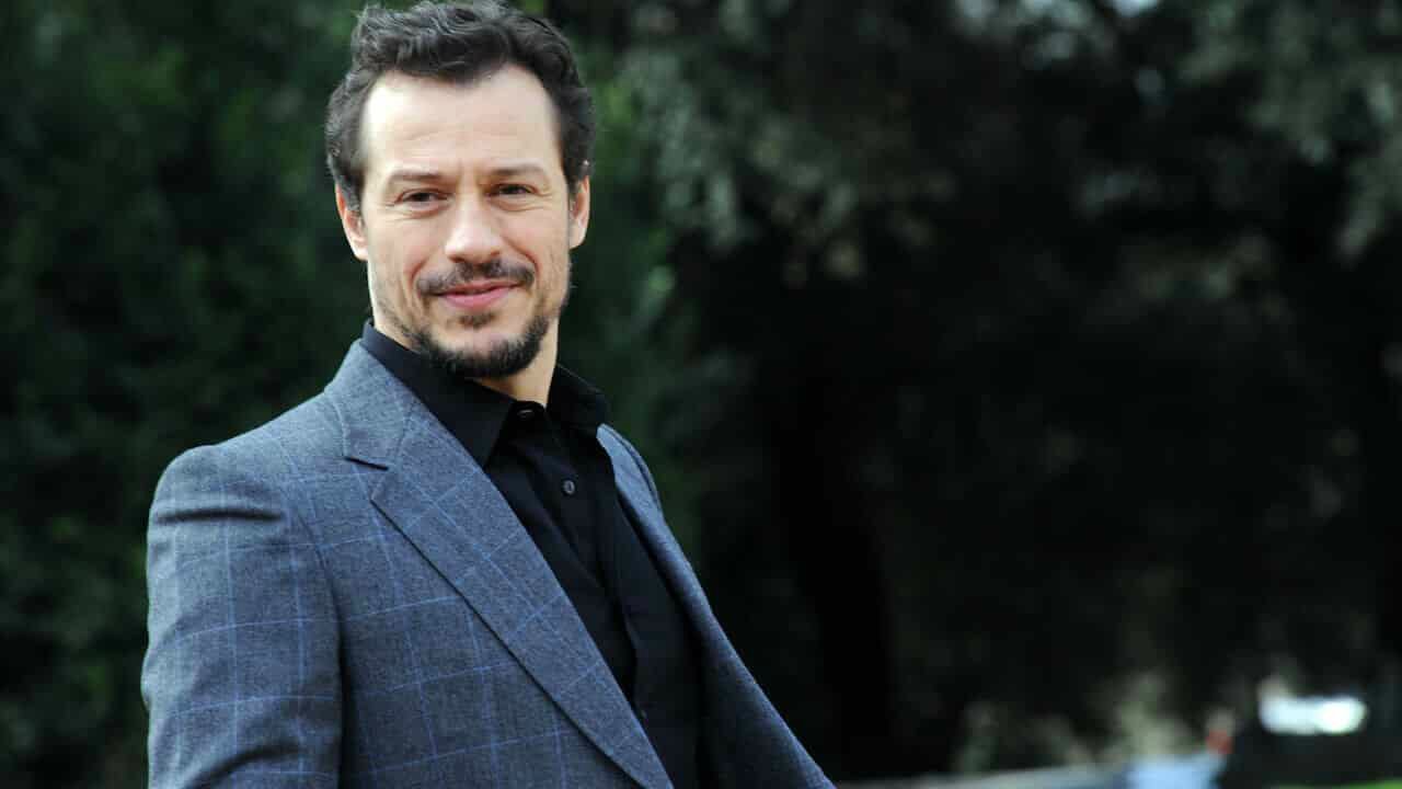 Stefano Accorsi sul set di un film a Venezia: "Si continua a girare, non è sciacallaggio"