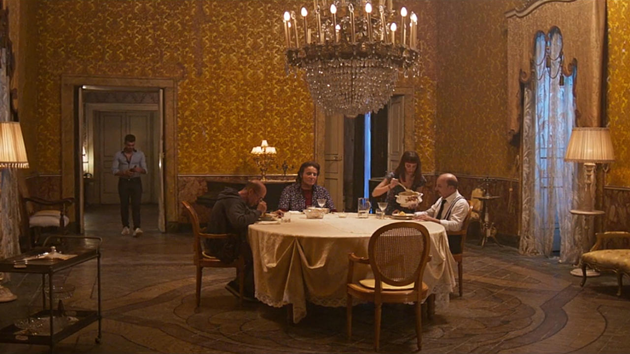 Sono solo fantasmi: una clip del film con Christian De Sica, Carlo Buccirosso e Gian Marco Tognazzi