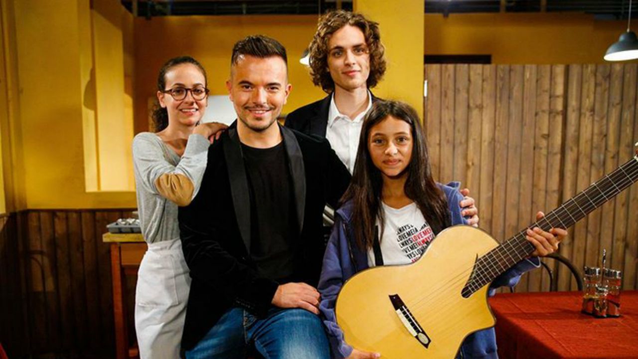 Andrea Sannino guest star di Un Posto al Sole: il cantante neomelodico aiuta Vittorio a riconquistare Alex