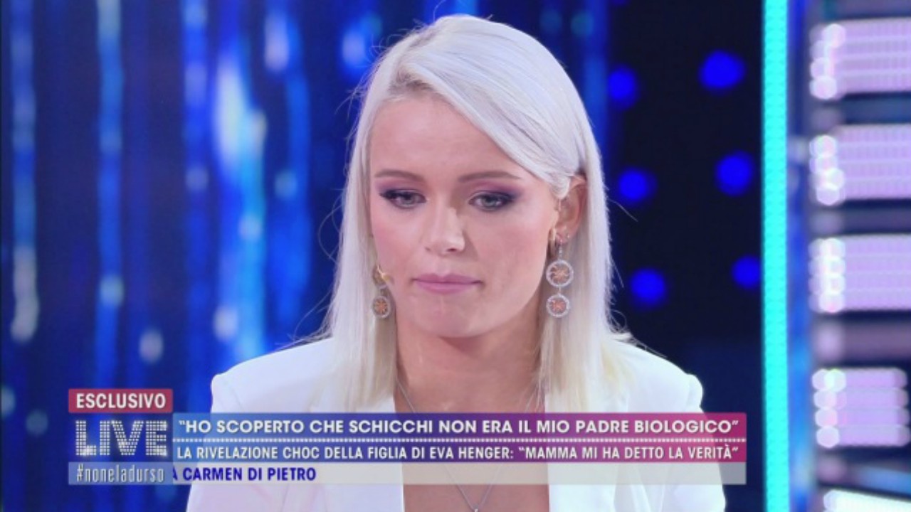 Mercedesz Henger a Live-Non è la d'Urso: "So chi è mio padre biologico, l’ho scoperto a 17 anni"