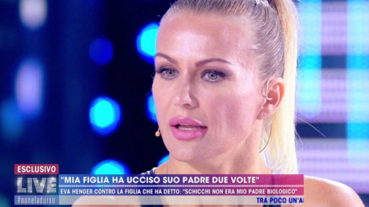 Eva Henger a Live-Non è la d'Urso: "Mercedesz non ha rispettato la volontà di Riccardo Schicchi"