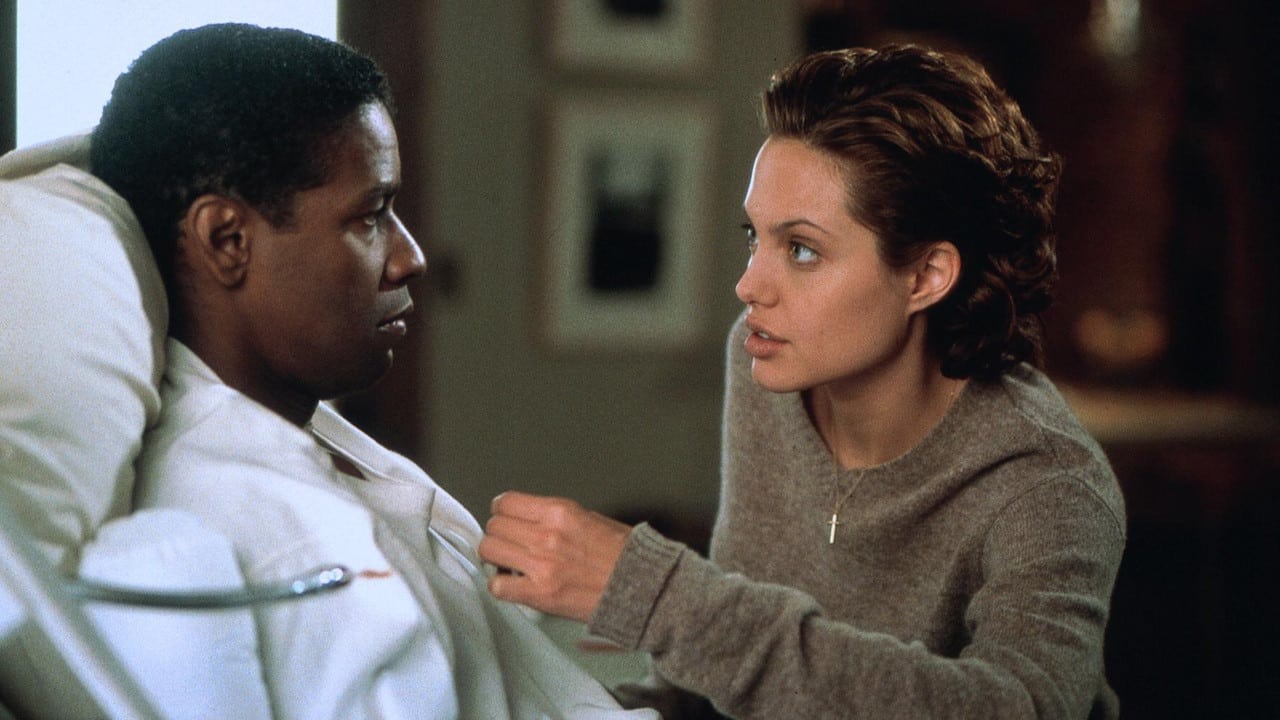 Il collezionista di ossa: il thriller con Denzel Washington e Angelina Jolie stasera su Tv8