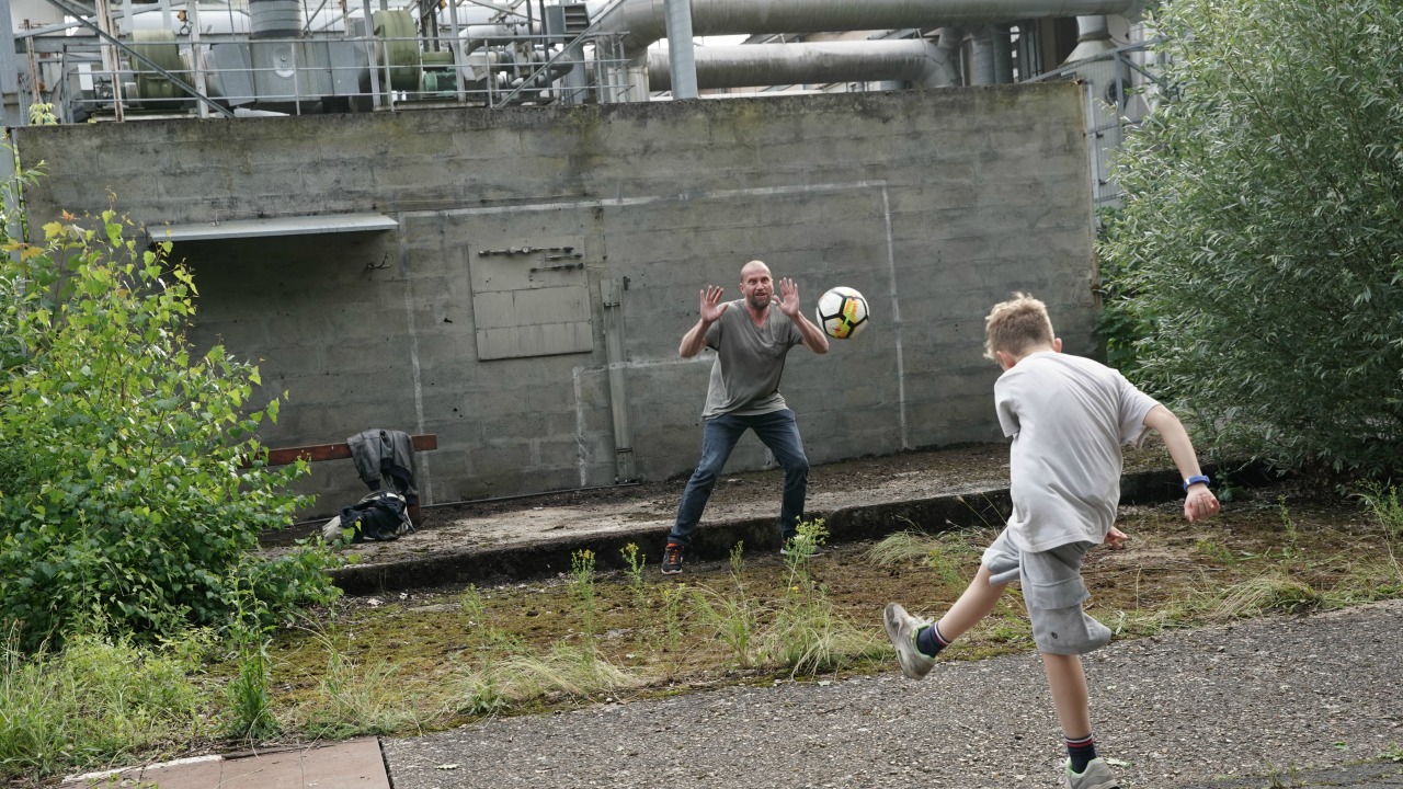 Un sogno per papà: la recensione della commedia per ragazzi su una giovane promessa del calcio francese
