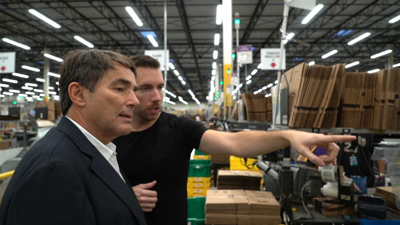 Petrolio, Anticipazioni: nel primo appuntamento di stasera, Il mondo (segreto) di Amazon