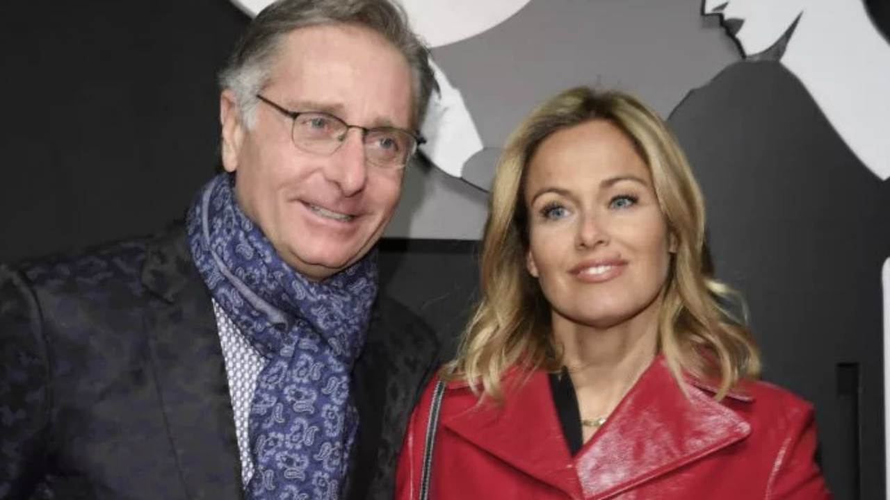 I figli di Paolo Bonolis vittime di bullismo, la moglie rivela: “Costretti a dover cambiare scuola”