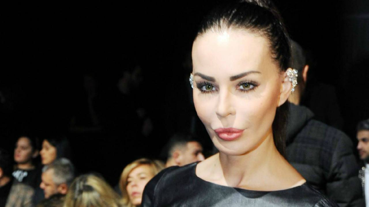 Nina Moric: “Sono ai domiciliari”. L’umorismo dell’ex di Fabrizio Corona