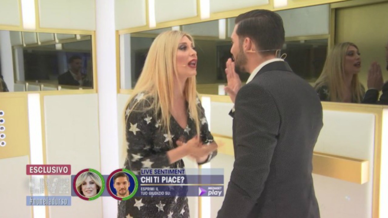 Live-Non è la d'Urso: scontro infuocato tra Paola Caruso e Moreno Merlo, video
