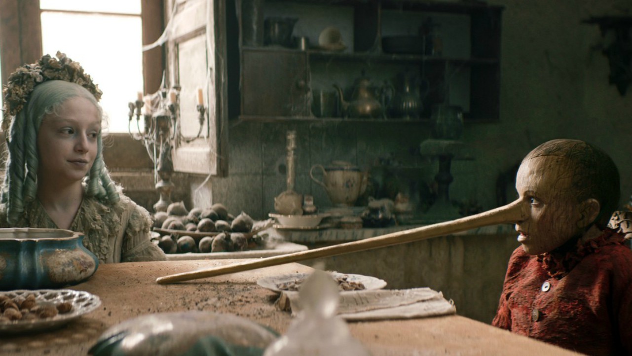Pinocchio: il burattino senza fili dice le bugie alla Fata Turchina in una clip del film