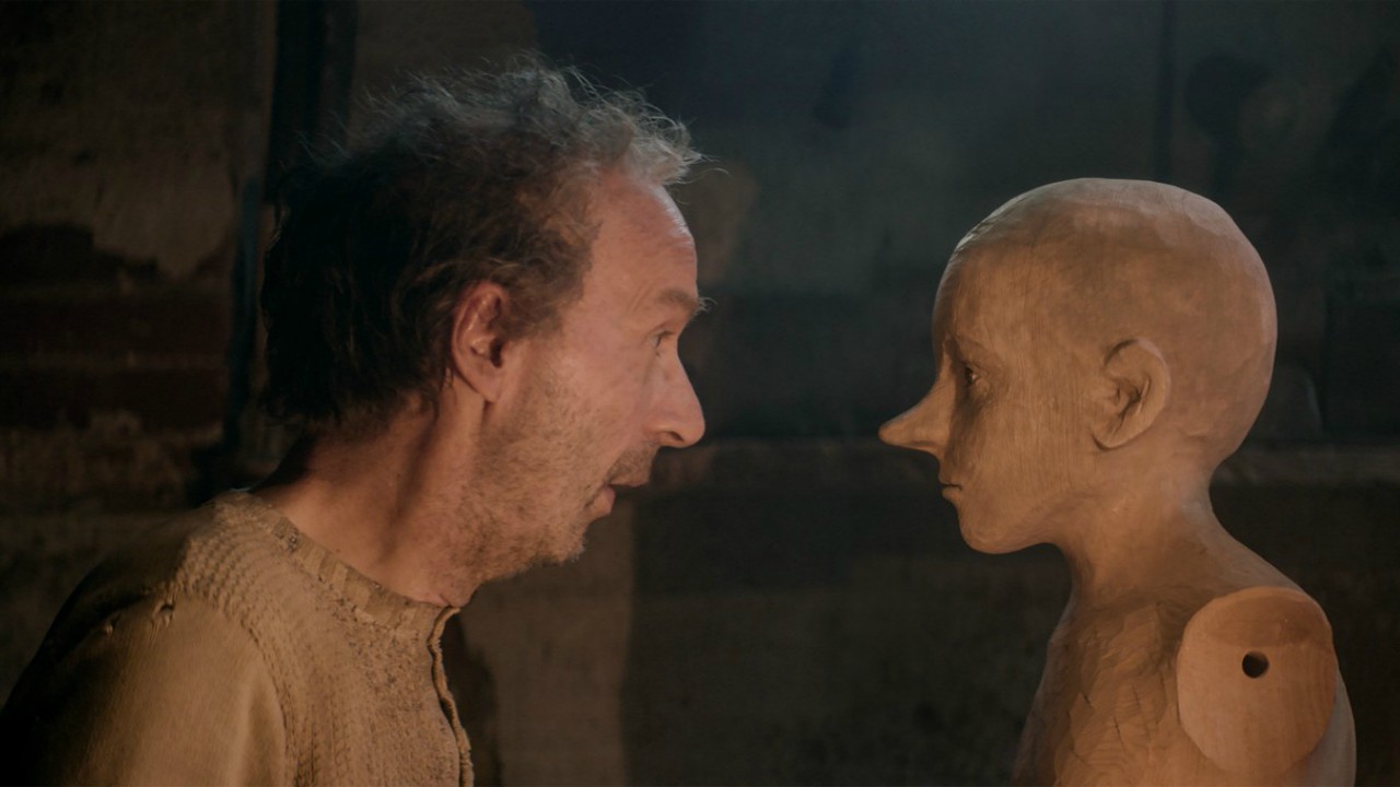 Pinocchio: Geppetto/Benigni crea Pinocchio in una clip del film