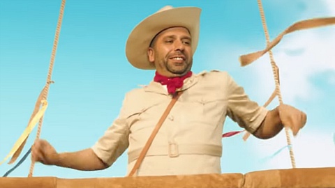 Tolo Tolo, il video La cicogna strabica con Checco Zalone è disponibile