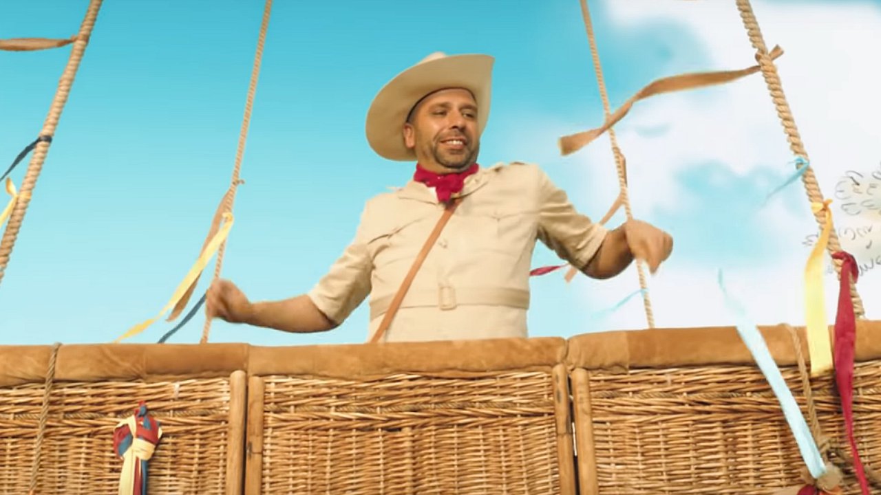 Tolo Tolo, il video La cicogna strabica con Checco Zalone è disponibile