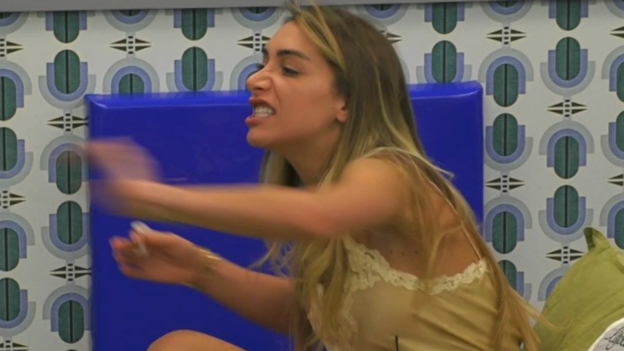 Grande Fratello Vip, Elisa De Panicis smaschera Andrea Denver: "Ha un piano scritto", video