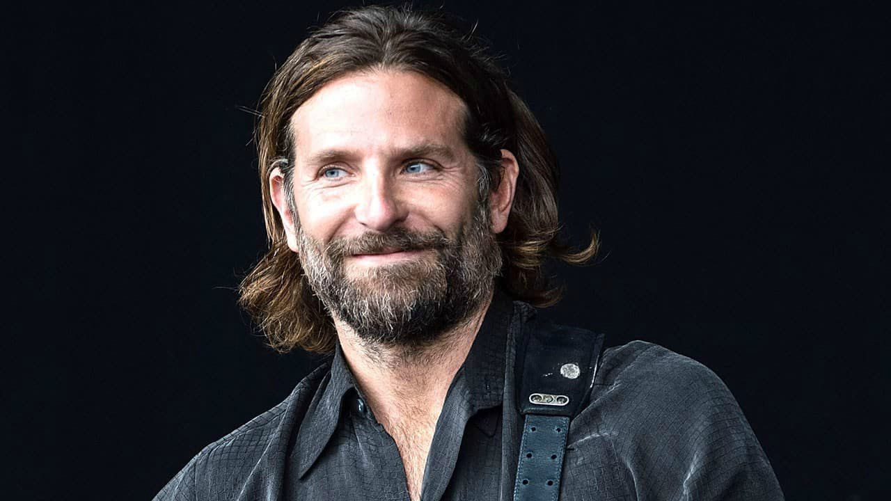 Il film di e con Bradley Cooper su Leonard Bernstein passa a Netflix