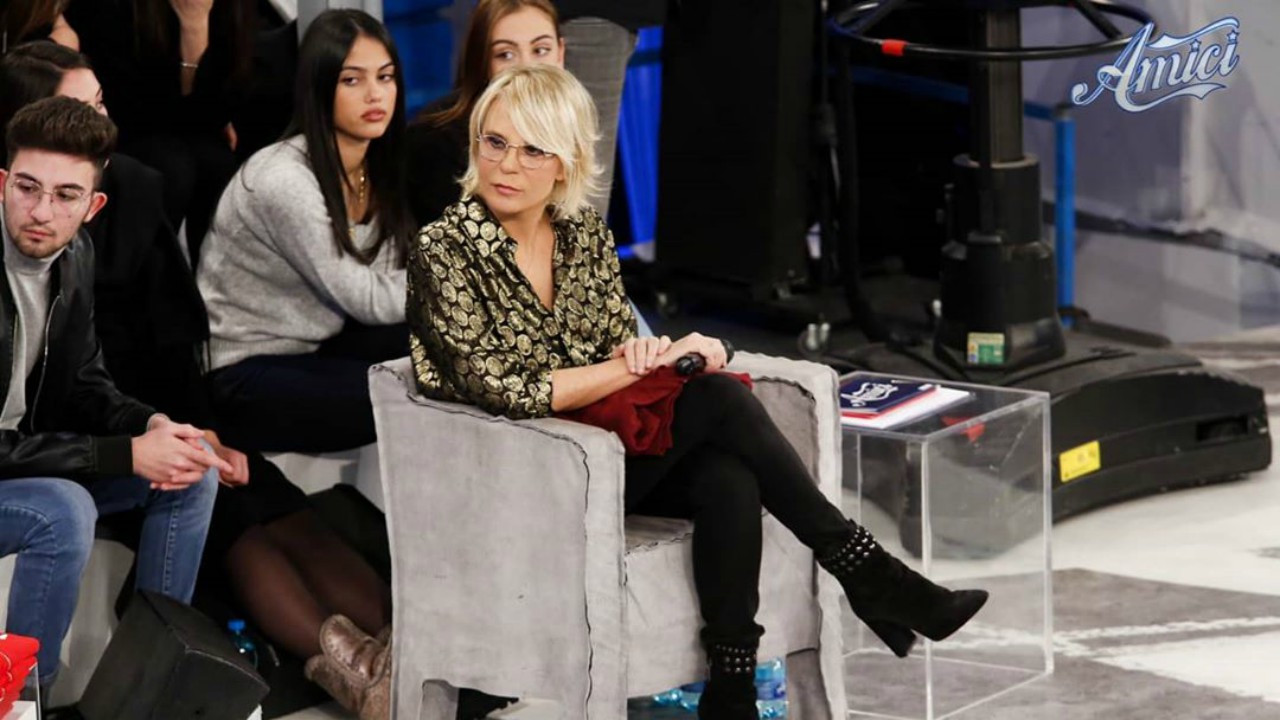 Amici in onda oggi la nuova puntata: la prima maglia del serale, due eliminazioni inaspettate
