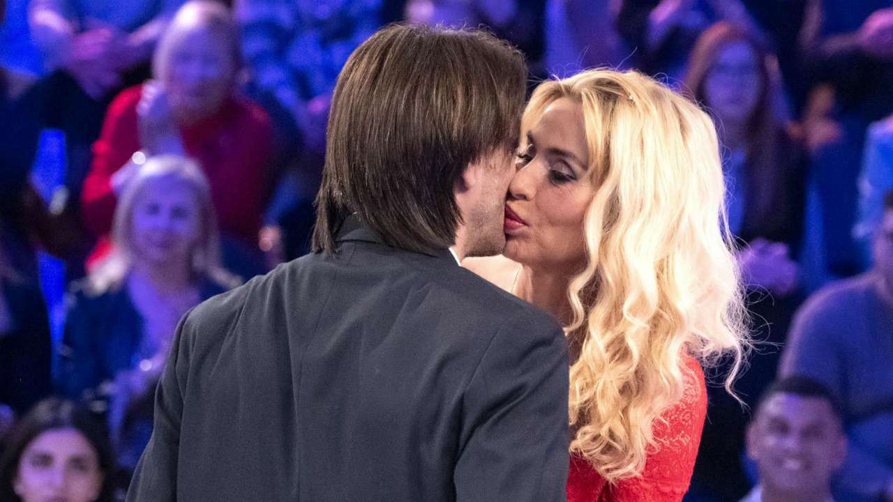 Valeria Marini a Verissimo: "Sono innamorata. Pamela Prati? Danneggiata la sua carriera"