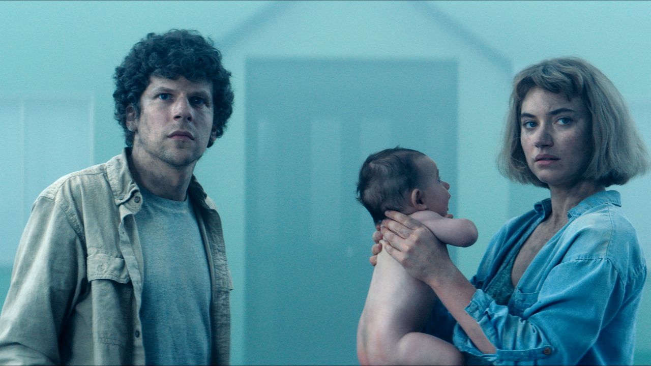 Jesse Eisenberg e Imogen Poots nel trailer di Vivarium, angosciante incubo suburbano