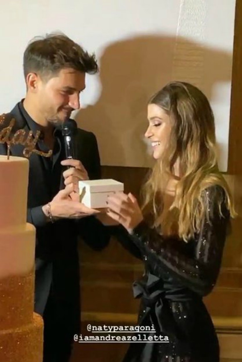 Uomini e Donne: Andrea Zelletta regala l’anello di fidanzamento a Natalia Paragoni