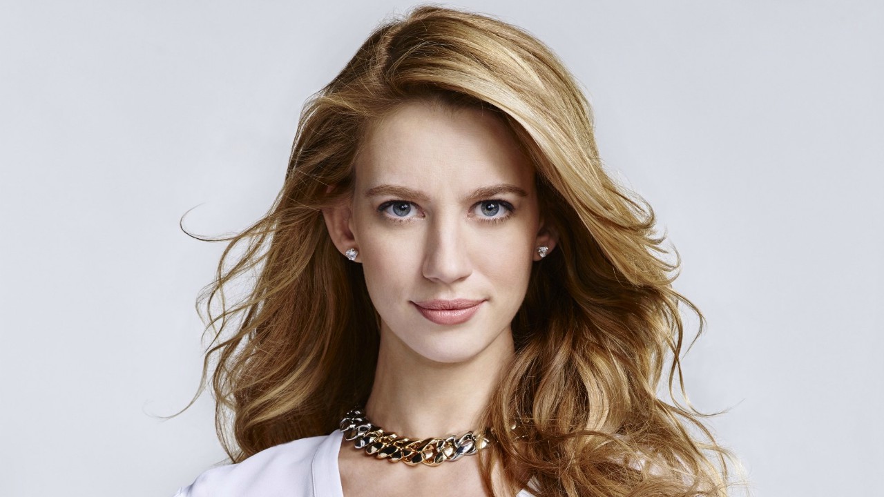 Here She Lies: Yael Grobglas nella dark comedy della creatrice di Jane the Virgin