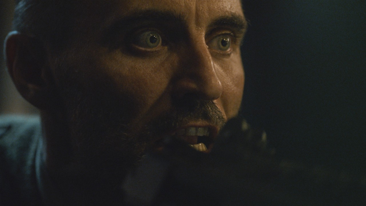 Il soldato che sogna di fare il vecchietto in un western: Stefano Cassetti presenta Into the Night