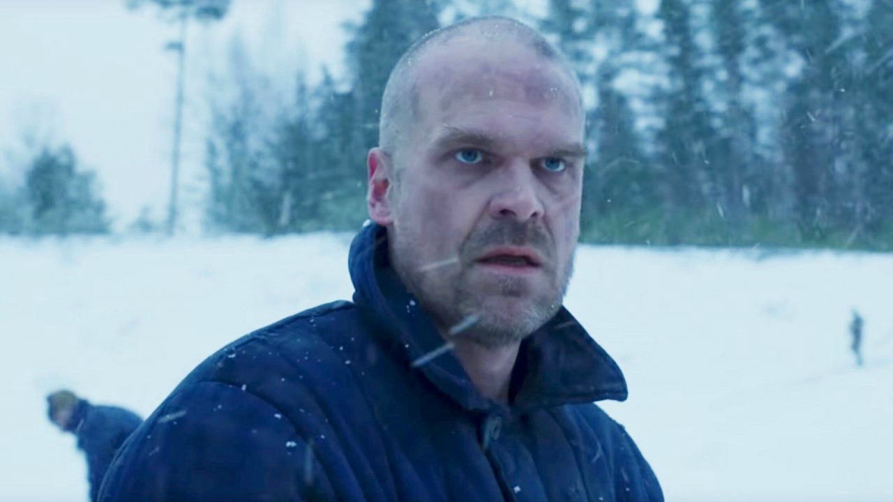 Stranger Things 4, David Harbour rivela alcune anticipazioni su Hopper: "Vedrete il suo lato oscuro"