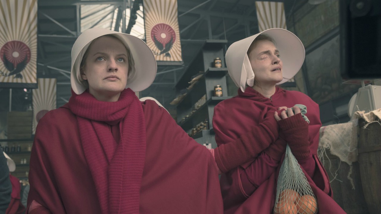 The Handmaid's Tale: La realtà ha quasi superato la serie? Parlano Elisabeth Moss e Margaret Atwood