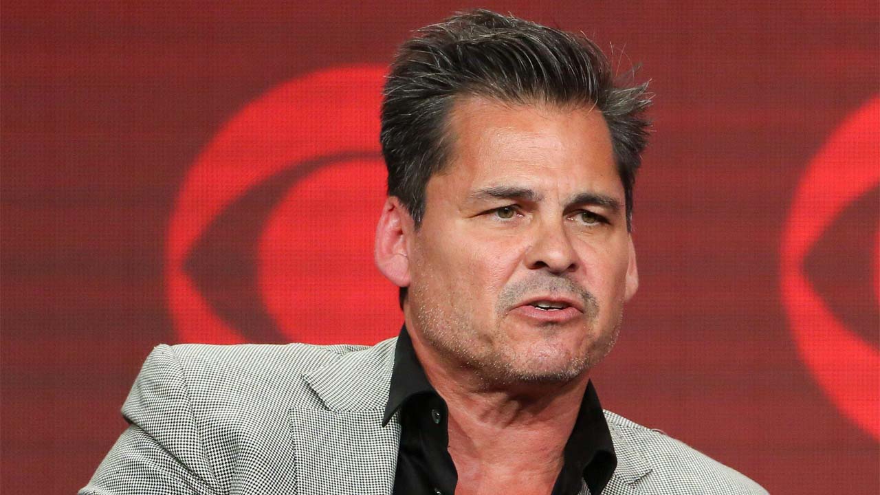 CBS licenzia l'ideatore di Magnum P.I. e MacGyver Peter Lenkov per cattiva condotta