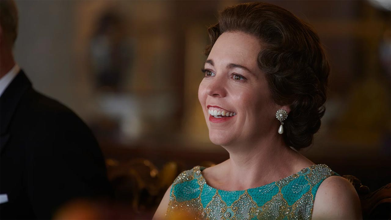 Colpo di scena a palazzo: The Crown durerà una stagione in più!