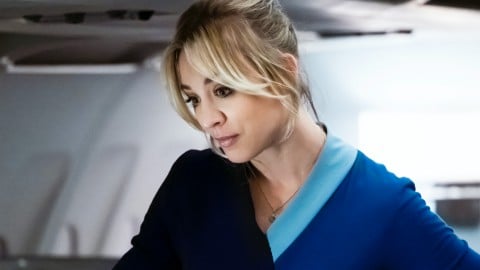 Kaley Cuoco nelle prime foto di The Flight Attendant di HBO Max