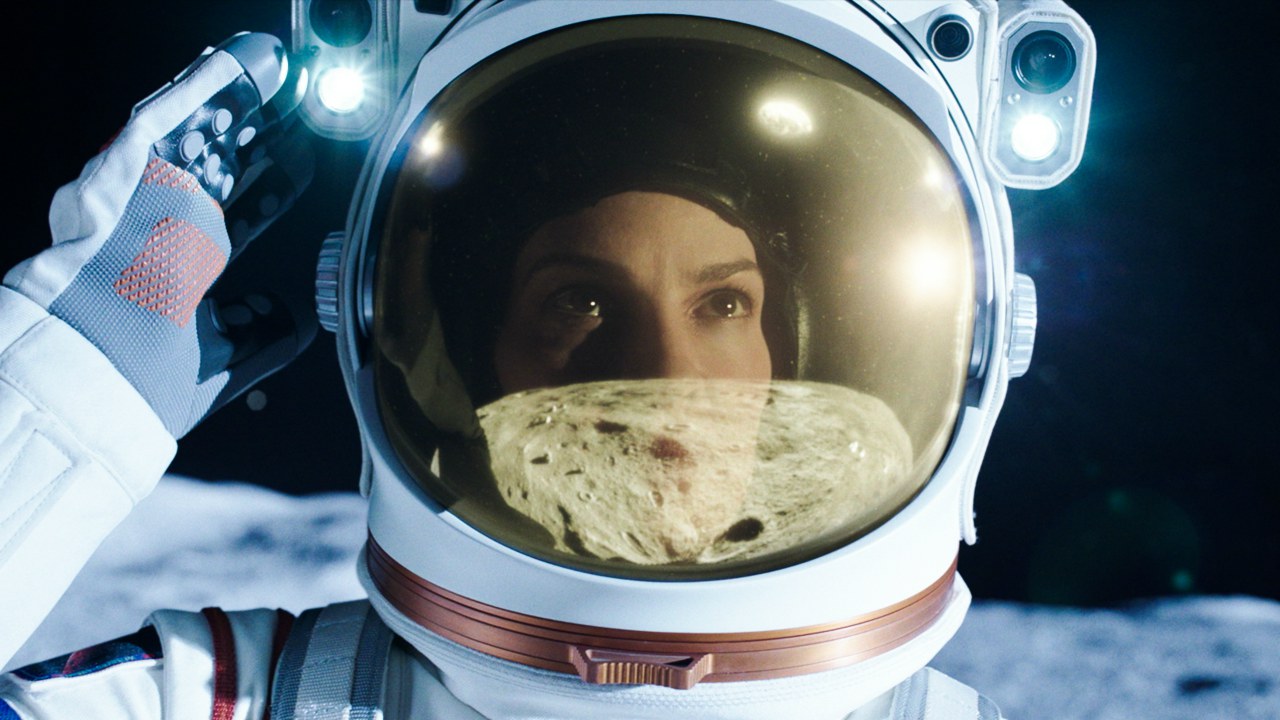 Away, Recensione della nuova serie Netflix con Hilary Swank: Quando i sentimenti volano fino a Marte
