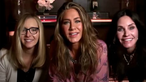 Emmy 2020, la reunion di Friends? È a casa di Jennifer Aniston: La divertente gag