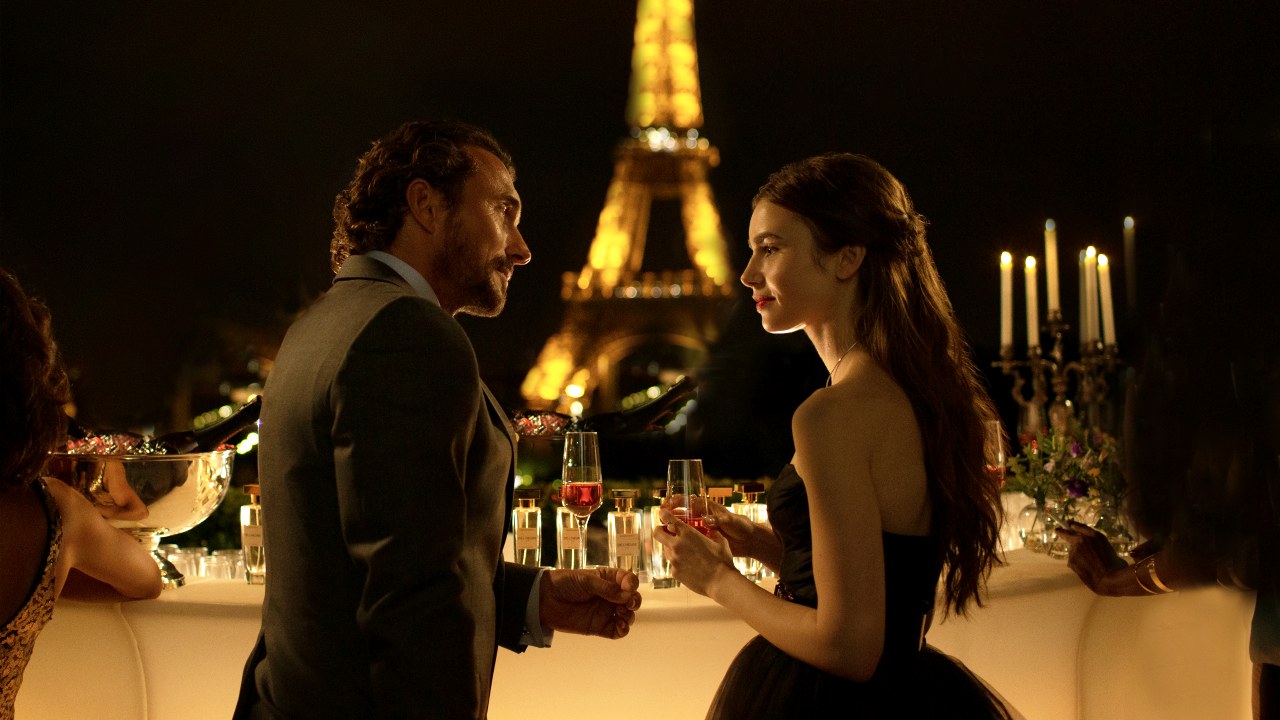 Emily in Paris, Darren Star reagisce alle critiche: "Non mi pento di come ho rappresentato Parigi"