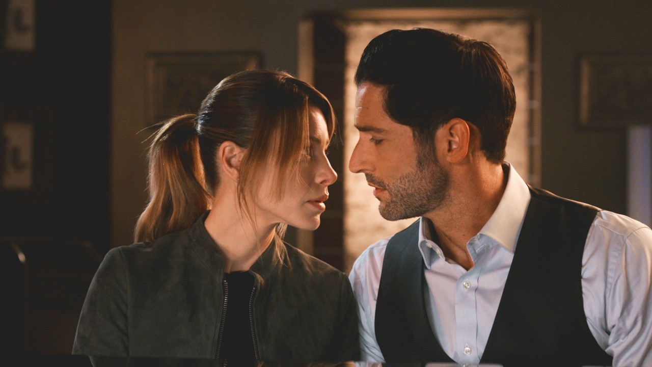 Lucifer 6: Le scene romantiche dei Deckerstar tagliate a causa dei protocolli anti-Covid? Risponde il co-showrunner