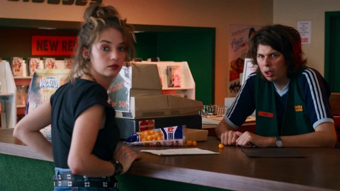 Stranger Things: Il videonoleggio Family Video esiste davvero (e fa cassa grazie ai gilet della serie)