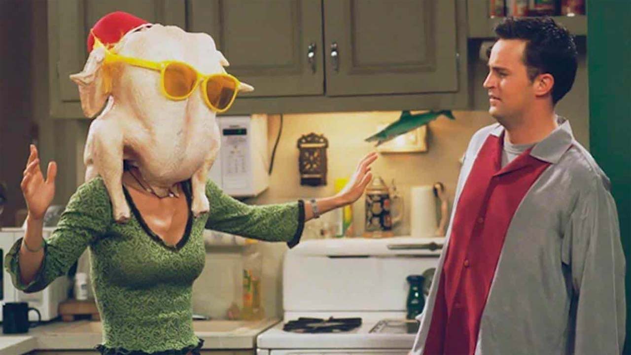 Friends: Courteney Cox ricrea la scena del tacchino in testa nel giorno del Ringraziamento