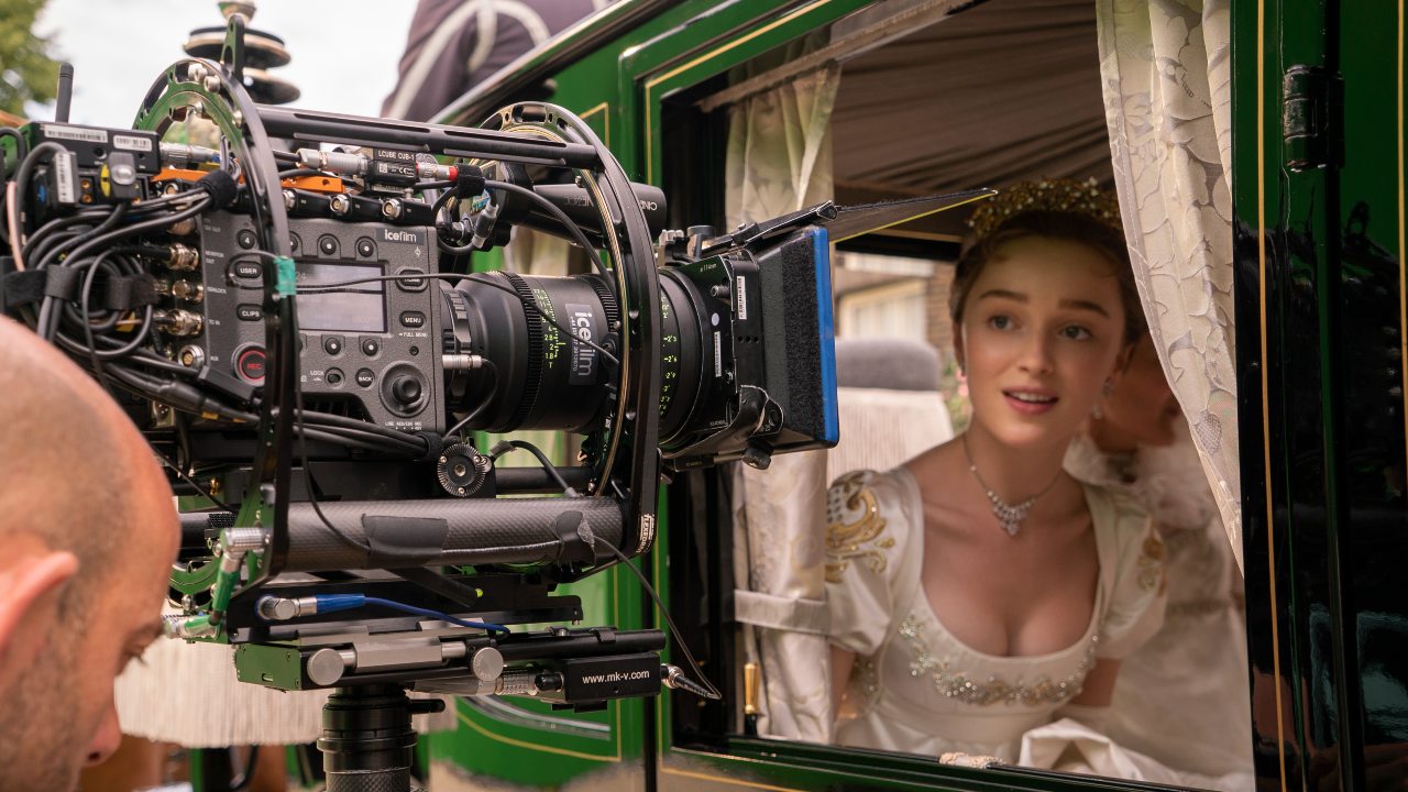 Bridgerton 2: Phoebe Dynevor vorrebbe tornare sul set al più presto ma la  pandemia complica le