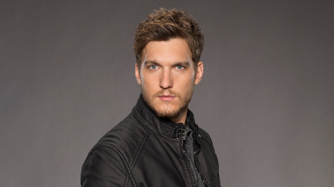 YOU arruola anche Scott Michael Foster nella terza stagione