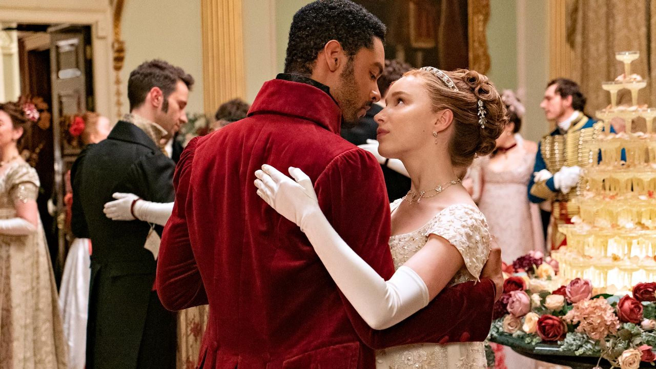 Bridgerton: Phoebe Dynevor elogia Regé-Jean Page e svela una passione che hanno in comune