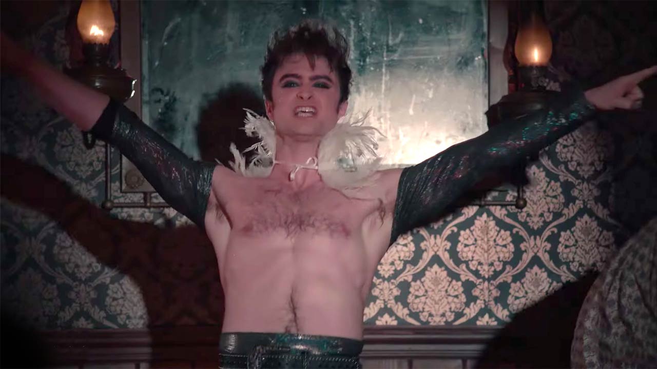 Miracle Workers 3: Daniel Radcliffe twerka mezzo nudo in una spassosa scena senza senso