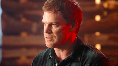 Dexter: Nuovo nome, nuova città e nuova fidanzata nel trailer ufficiale del revival
