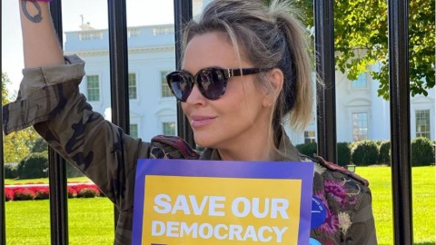 Alyssa Milano arrestata mentre manifestava davanti alla Casa Bianca, la protesta dell'attrice di Streghe
